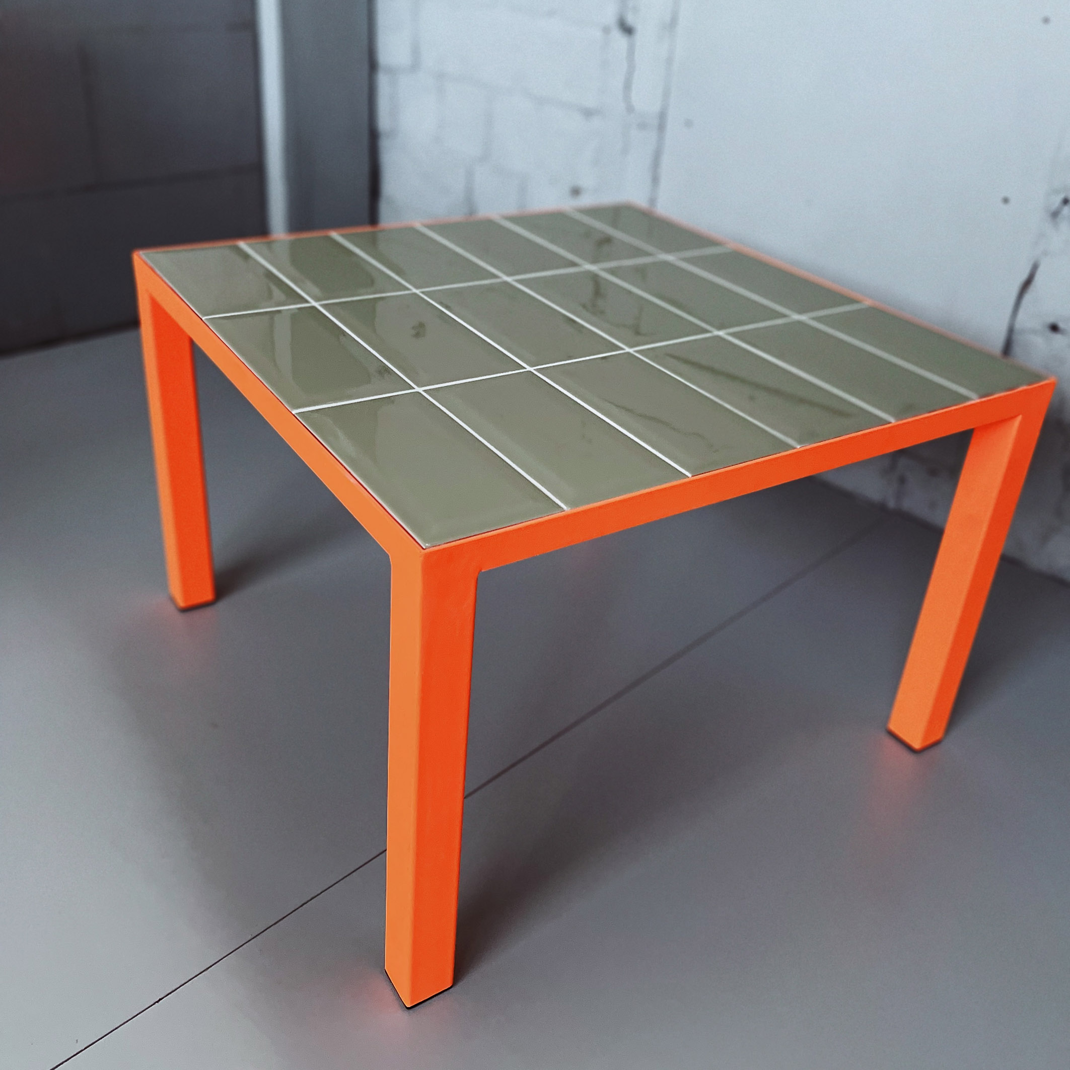 Design Fliesentisch handgefertigt orange 61x61x40cm